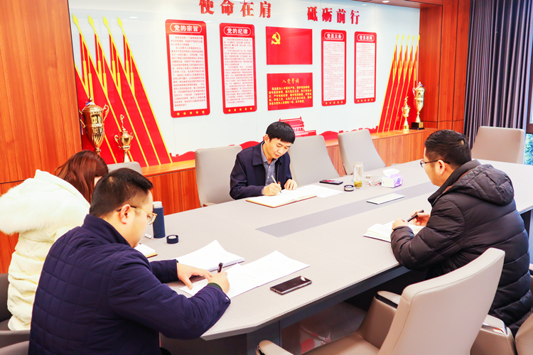 广南公司党委书记、董事长梁平对关键岗位人员开展“一对一”谈心谈话2.JPG