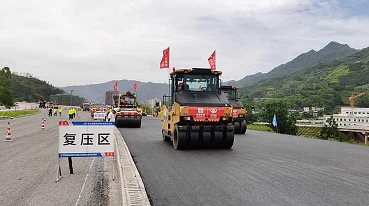 仁沐新高速公路LM8沥青混凝土下面层试验段顺利铺筑2_副本.jpg