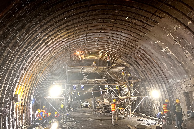 9.24纳黔高速雪山关1号隧道钢架封闭工程施工顺利完成2.jpg