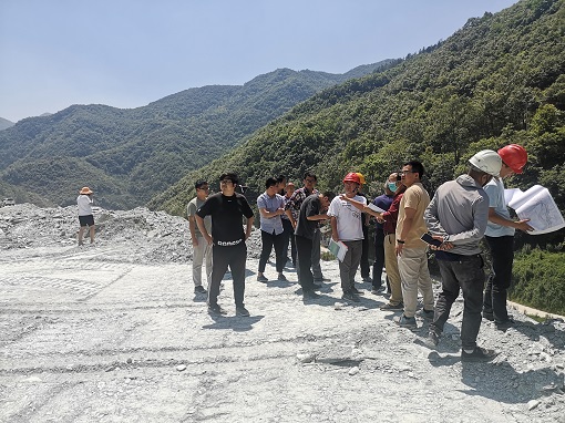 九绵高速召开全线弃渣场（第三批）水土保持方案专家咨询会 -2.jpg