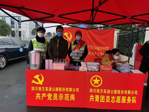 泸州市龙马潭区中医医院送来一批熬制好的中草药液.jpg