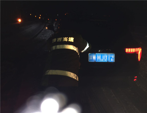 4.队员推行陷入雪里的车辆 1_副本.jpg