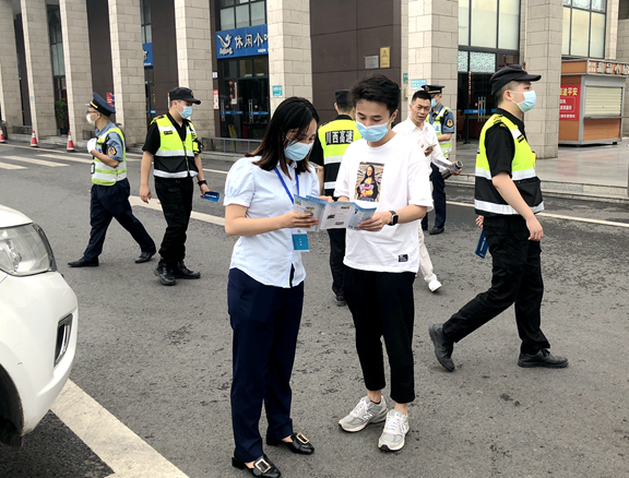 20200616厅高速公路交通执法第四支队在成都绕城高速举行2020年“安全宣传咨询日”活动启动仪式 (1)_.png
