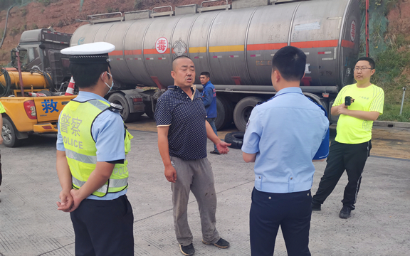 履职尽责 积极应对  化解矛盾  处理纠纷 --广南高速成功处置5·6道路障碍物事故2.jpg