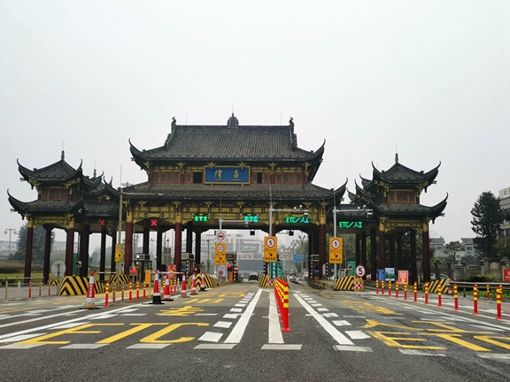 南方公司隆昌收费站，现设3进3出ETC车道，2进4出混合车道.jpg
