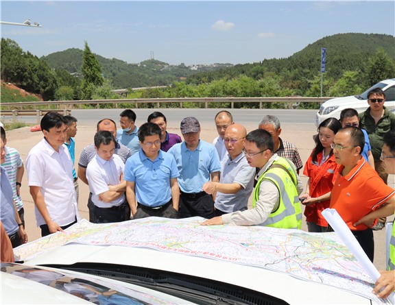 2020.6.9集团公司党委委员、董事李永林实地调研成绵高速公路扩容项目_副本.jpg