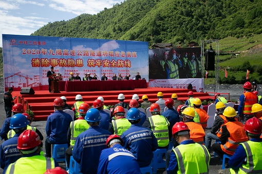 九绵高速公路LJ10合同段开展隧道坍塌应急救援演练.jpg