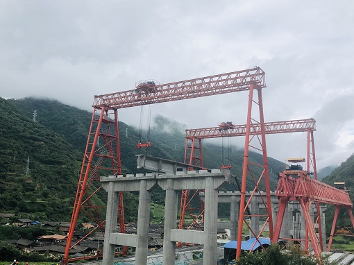 九绵高速LJ11合同段首片T梁成功架设(1).jpg