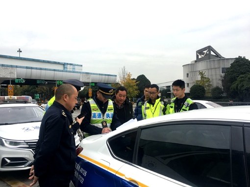 20191128川西公司联合交通执法开展全省高速公路路网偷逃通行费追缴行动_副本.jpg
