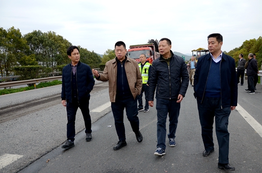川高公司领导深入绵广高速中修工地调研7_副本.jpg
