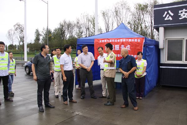 省交通运输厅副巡视员黄兴棣到绕西收费站检查指导迎接残、特奥会准备工作3_副本.jpg
