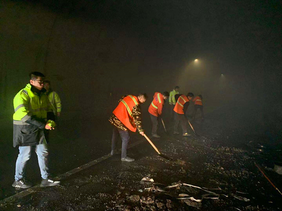 广南公司成功处置货车隧道内自燃事故险情3.jpg