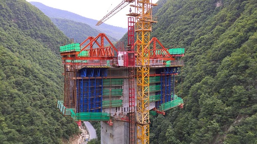 九绵高速LJ6合同段平地一号特大桥2号墩2号块顺利浇筑.jpg