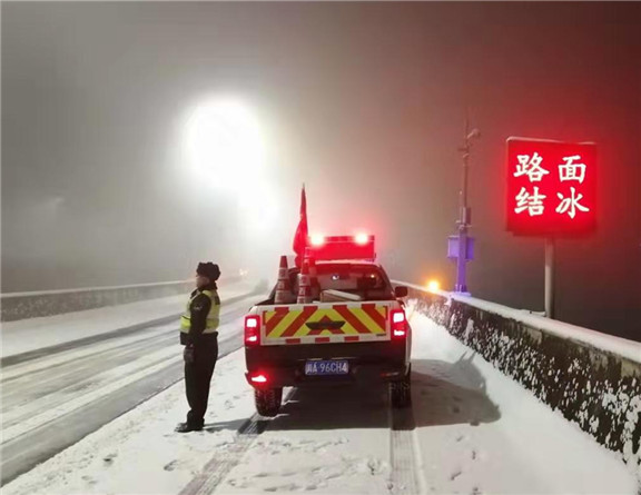 1.31+雅西公司防控疫情和春运保通“两不误”（除雪保通） 3_副本.jpg