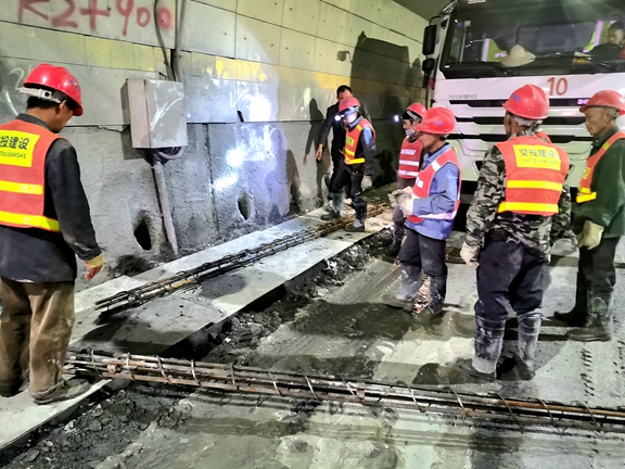 20191230都汶高速公路隧道病害处治工程施工有序 力保春运期车辆暂通行_副本.jpg