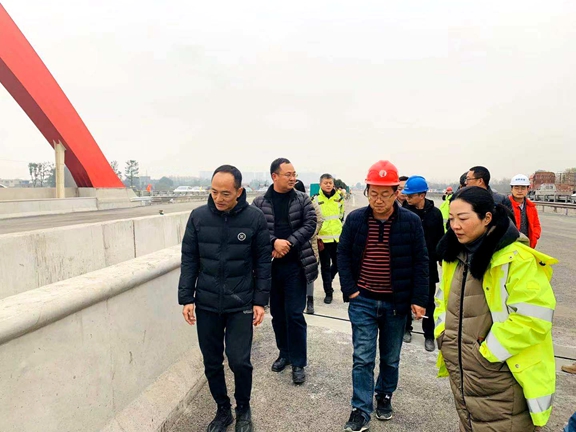20200116川西公司党委委员、副总经理何雁检查指导成都绕城高速光华立交工程建设工作 (3)_副本.jpg