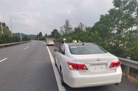 履职尽责 积极应对  化解矛盾  处理纠纷 --广南高速成功处置5·6道路障碍物事故3.jpg