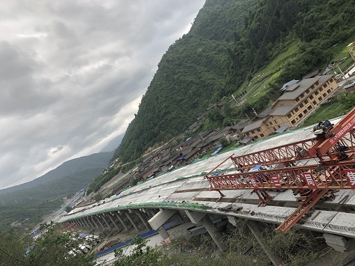 九绵高速公路LJ10合同段祥述家大桥全线贯通.jpg