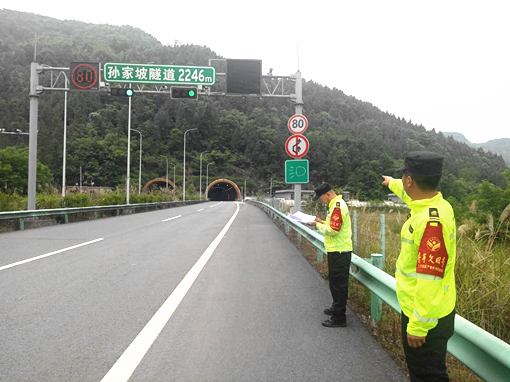 平昌管理处路安大队积极开展辖区道路交安升级统计工作_副本.jpg