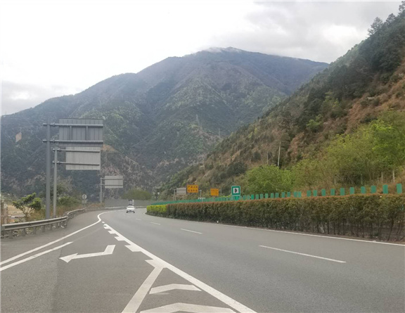 4.2+②（576）雅西高速荣获全省运营高速公路路域绿化品质提升“最美高速公路”奖项_副本.jpg