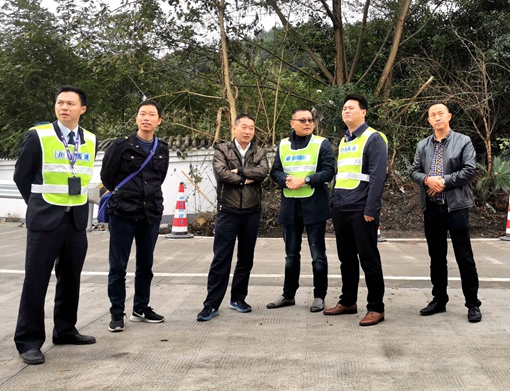 公司副总经理刘诗文到四川（冠英）收费站检查指导拆除省界站保通保畅工作.jpg