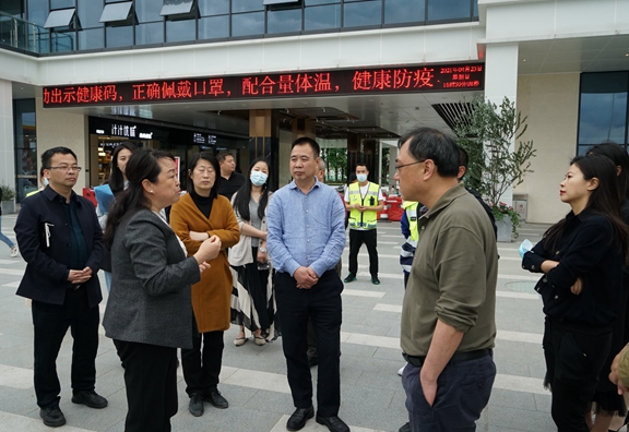 20210425成都市交通运输局副局长聂斌调研成都绕城高速西服务区工作_副本.jpg