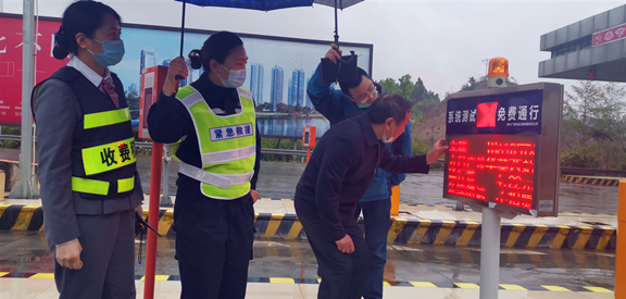 广南公司党委委员、副总经理李子寿清明节前赴阆中督导工作1_副本.jpg