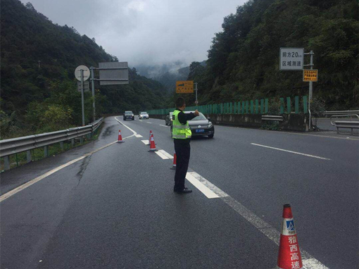 10.2+雅西高速迎来国庆中秋小长假出行首高峰 2.jpg