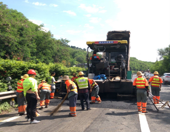 no271-成南公司成南路成都段路面挖补专项整治工程（续建）顺利完工（汤成铭）.jpg