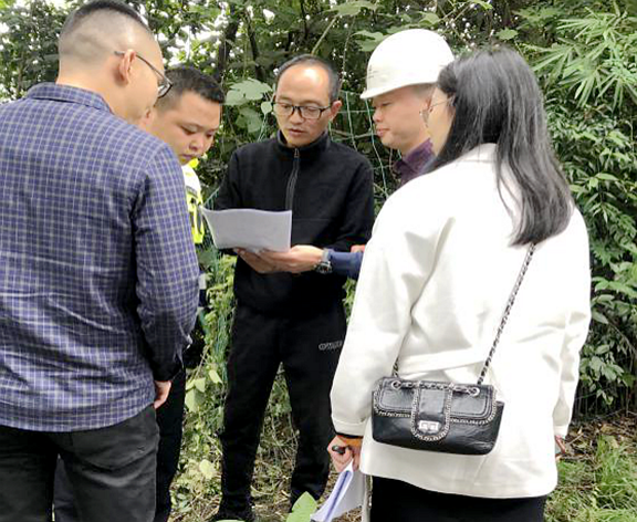 20200927川西公司党委委员、副总经理何雁调研指导绕城高速绿道跨越天桥项目建设工作.png