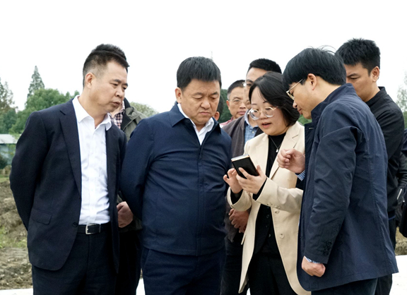 20201015温江区区委书记王道明调研成都绕城高速公路西服务区及环绕城锦城绿道建设工作 (2)_副本.jpg