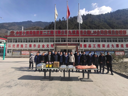 九寨沟县委书记罗智波赴九绵高速开展春节慰问.jpg