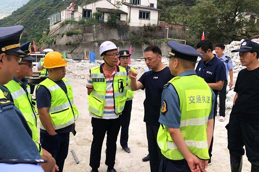 20190825阿坝州人民政府副秘书长赵正伟赴都汶高速调研指导8.20抢险救灾工作_副本.jpg