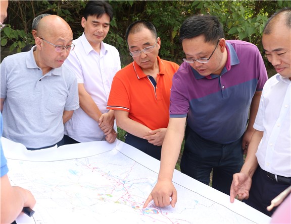 2020.6.9集团公司党委委员、董事李永林实地调研成绵高速公路扩容项目2_副本.jpg