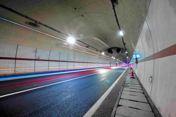 20191230都汶高速公路隧道病害处治工程施工有序 力保春运期车辆暂通行_Fotor.jpg