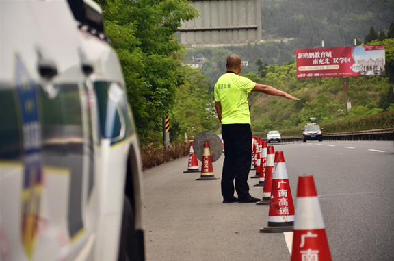 防震减灾 警钟长鸣——广南高速开展防震减灾应急抢险实战演练1.JPG