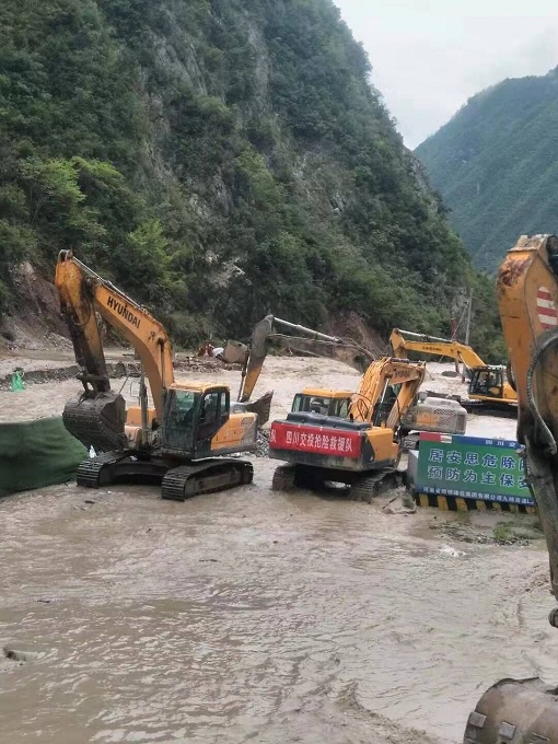 九绵高速中秋抗洪救灾暖人心.jpg
