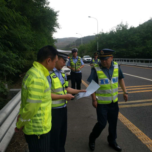 严婷  5月27日成南公司南充管理处联合高速交警及高速执法开展危化品运输风险排查工作 (2).jpg