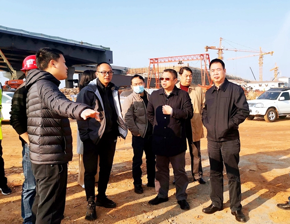 20210219川高公司总工程师廖知勇调研成都绕城高速东西城市轴线及东服务区工程施工情况 (2)_副本.jpg