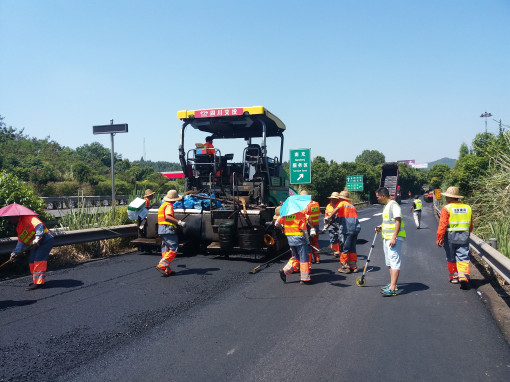 no235-成南公司成南路南充段路面挖补处治工程（续建）顺利完工（何金橦）.jpg