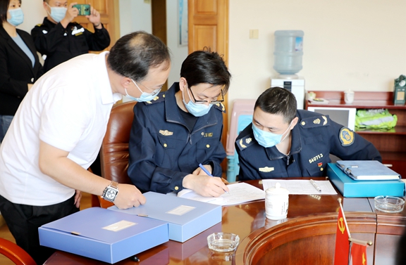 20200429厅高速公路交通执法第四支队到成都绕城高速开展节前安全检查 (2)_副本_副本.jpg