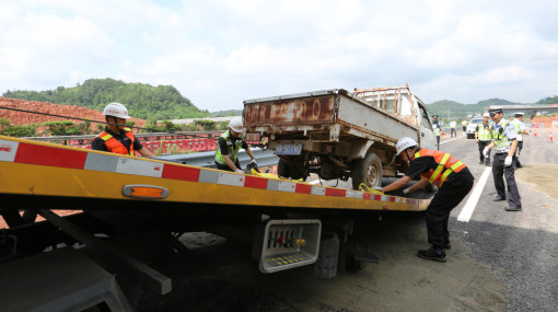 no144-成南公司开展汛期道路安全综合演练2（李畅）.JPG