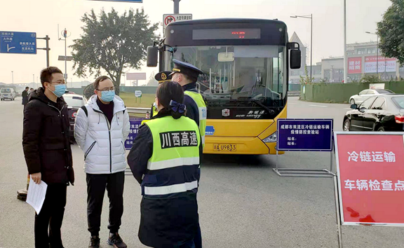 20201223厅高速公路交通执法到成都绕城高速开展冷链食品运输车联合检查_副本.png