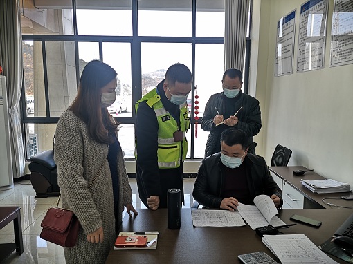 广巴公司纪检工作部深入一线站队检查督导冷链运输车辆查验工作执行情况2.jpg