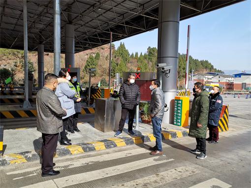 广巴公司党委副书记、副总经理、工会主席胥福建到收费一线检查指导疫情防控及高速公路免收车辆通行费相关工作 (2).jpg