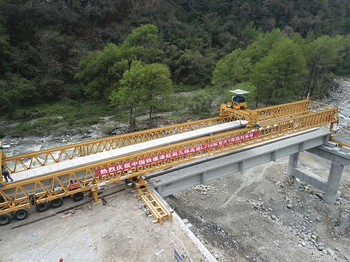 九绵高速LJ6合同段首片T梁顺利架设（1）.jpg