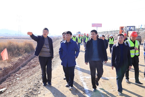 交投集团党委委员、纪委书记江意华对泸黄路加宽改造工程进行现场督导2 - 副本.JPG 交投集团党委委员、纪委书记江意华对泸黄路加宽改造工程进行现场督导2 - 副本.JPG