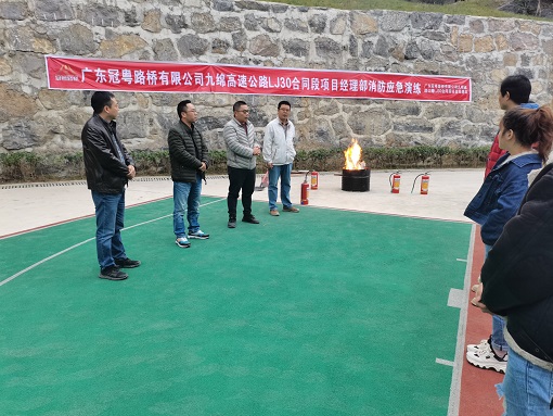 绵九公司组织开展消防应急预案演练-2.jpg