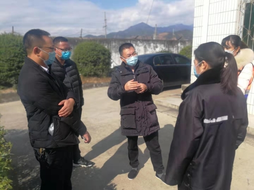 公司党委副书记、总经理刘严才检查一线疫情防控工作1_副本.jpg