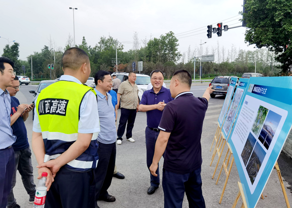 20200616成都市交通运输局局长王翼刚一行赴绕西处永宁站调研指导工作 (2)_副本.png